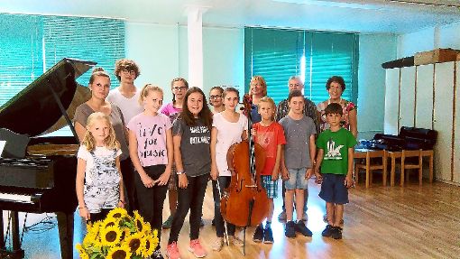 Die jungen Akteure  der Musik um Fünf mit ihren Lehrern.   Foto: Sulzberg Forum Foto: Schwarzwälder-Bote
