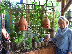 Inge Böhm hat das richtige Händchen, um ihren riesigen Gartenbereich liebevoll und stilvoll auszustatten. Fotos: Lendle Foto: Schwarzwälder-Bote