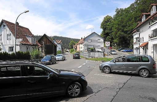 Der Kreuzungsbereich in Iselshausen  an der L 353 birgt so manche Gefahren.   Foto: Fritsch