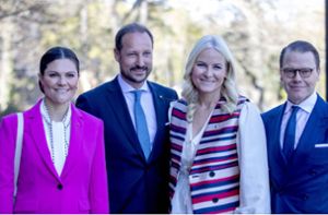 Abba lässt grüßen: Wenn Schwedens Kronprinzessin Victoria (links) und ihr Mann Prinz Daniel (rechts) Norwegens Kronprinzenpaar Haakon und Mette-Marit empfangen, ist echte Herzlichkeit im Spiel. Foto: IMAGO/PPE/IMAGO/PPE