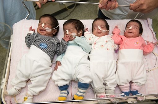 Geburt ohne Komplikationen: Die Vierlinge Khalid, Ali, Raya und Danya entwickeln sich gut im Klinikum Harlaching in München. Foto: Städtisches Klinikum München/dpa