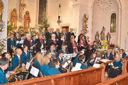 Weihnachtliche  Weisen, herzerwärmende Kompositionen und großartige  Messen   gab es beim   Kirchenkonzert des Kirchenchores und des Musikvereins Ringingen zu hören.  Foto: Eule Foto: Schwarzwälder-Bote