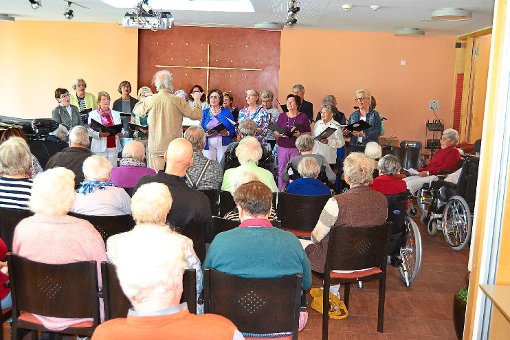 Begeistert lauschten die Bewohner  des Seniorenheims den Vorträgen und sangen auch selber einige Lieder mit. Foto: Fiedler Foto: Schwarzwälder-Bote