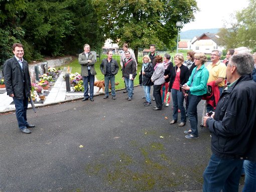 Besonders bei der Gestaltung des Friedhofs besteht Diskussionsbedarf zwischen Bürgermeister Frank Scholz (links) und den  Böhringer Bürgern.   Foto: Cools Foto: Schwarzwälder-Bote