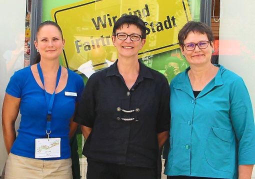Sabine Zenker (von links), Saskia Esken und Leni Breymaier am Fairtrade-Souvenirshop. Foto: Gartenschau Bad Herrenalb 2017 Foto: Schwarzwälder-Bote