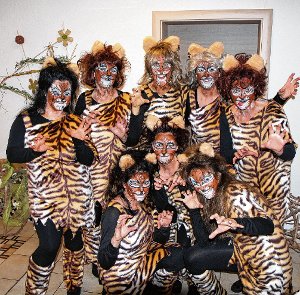 Bei der Löffinger Wieberfasnet tanzen die Tiger auf der Bühne im Narrentempel Linde.  Foto:Bächle Foto: Schwarzwälder-Bote