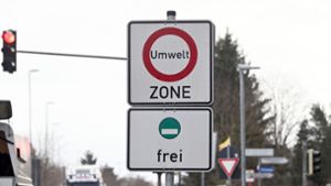 In Freiburg und weiteren Kommunen müssen Autos mit gelben und roten Plaketten bald nicht mehr draußen bleiben. Foto: dpa/Uli Deck