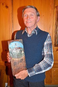 Helmut Bauer bemalt  Ziegel des Stiftskirchendachs. Für 100 Euro je Stück  können diese Ziegel erworben werden. Foto: Baiker Foto: Schwarzwälder-Bote