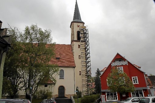 Die Holzfachwerkkonstruktion im Turm der Löffinger Stadtkirche muss erneuert werden. Das Gerüst steht bereits, die Sanierungsarbeiten laufen an.  Foto: Gerold Bächle Foto: Schwarzwälder-Bote