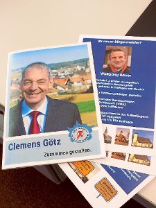 Clemens Götz (links) und Wolfgang Bauer werben derzeit mit einem Prospekt und einem Flyer um die Gunst der Wähler.  Foto: Selent-Witowski Foto: Schwarzwälder-Bote
