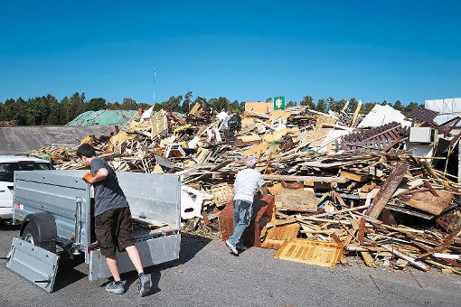 Die Lage hat sich entspannt: Gewerbetreibende können  auf den Recyclinghöfen  wieder Altholz anliefern.  Foto: Fritsch Foto: Schwarzwälder-Bote