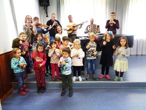 Die Kinder des Kindergartens Ulrichstraße haben der Musik- und Kunstschule einen Besuch abgestattet. Foto: Straub Foto: Schwarzwälder-Bote