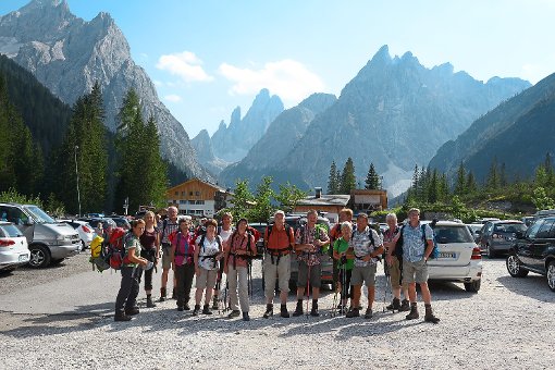 Die Wandergruppe aus Bösingen genießt das  Bergpanorama am Anfang des Fischleintals der Sextener Dolomiten Foto: Hezel Foto: Schwarzwälder-Bote