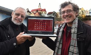 Herbert Kress (links) und Michael Grüber stellen die Startseite von Horbs erstem multimedialem Online-Adventskalender vor. Foto: Hopp Foto: Schwarzwälder-Bote