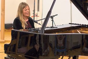 Die Pianistin Ann-Helena Schlüter begeisterte ihr Altensteiger Publikum mit einem breit gefächerten, tiefsinnigen Programm. Foto: Finis Foto: Schwarzwälder-Bote