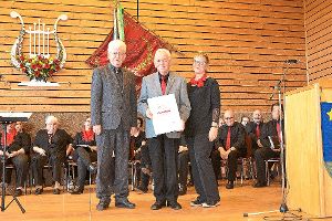 Dieter Kleinmann und  Monika Faupel ehren Günter Arnold (Mitte) für 50 Jahre als aktiver Sänger. Foto: Schwarzwälder-Bote