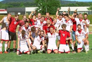 Ausgelassen feierten die Spieler des SV Erlaheim den Aufstieg in die Bezirksliga. Foto: Kara