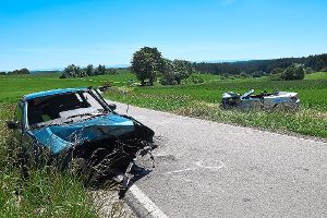 Der Fahrer des VW-Golf (vorne) stieß frontal mit dem entgegenkommenden BWM-Cabrio zusammen, dessen Fahrer dabei lebensgefährlich verletzt wurde.   Foto: Roussek