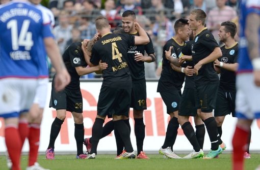 Die Spieler der Stuttgarter Kickers bejubeln das 2:0 gegen Holstein Kiel. Foto: dpa