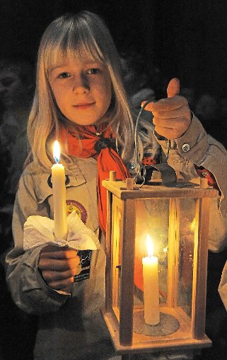 Das Friedenslicht aus Bethlehem wird am Freitag an alle Teilnehmer der Feier in der Monakamer Kirche weitergereicht.  Foto: Veranstalter Foto: Schwarzwälder-Bote