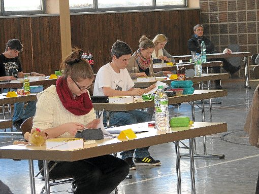 Volle Konzentration: Am Mittwoch haben in Haigerloch 41 Gymnasiasten in der alten Schulsporthalle ihr Deutsch-Abi geschrieben. Foto: Fechter
