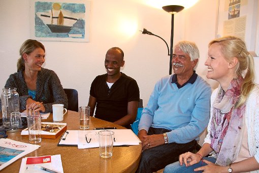Sie haben nicht immer gut lachen: Astrid Sterzel (von links), Beyin Kftemichael, Manfred Kiewald und die psychologische Praktikantin bei Refugio, Rahel Everding.  Foto: Heinig Foto: Schwarzwälder-Bote