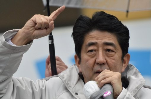 Japans Ministerpräsident Shinzo Abe spricht von einer unverzeihlichen Gewalttat - und versichert, Japan werde dem Terrorismus niemals nachgeben. Foto: EPA