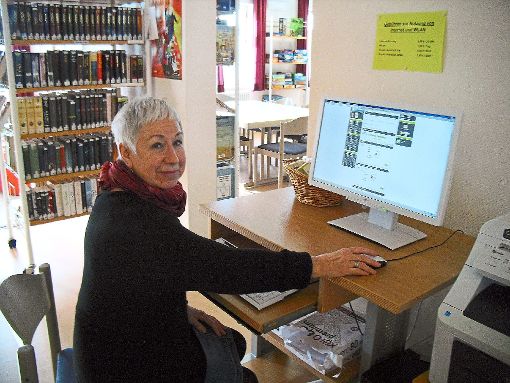 Die Leiterin der Rosenfelder Stadtbüchrei,  Evelyne Kiessling, sitzt am Computer und hat eines der neuen E-Learning-Angebote auf dem Schirm. Fotos: Hornberger Foto: Schwarzwälder-Bote