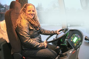 Marina Holpp arbeitet als Busfahrerin - mit Begeisterung. Foto: Schimkat
