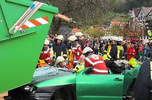Vorsichtig: Ein Verletzter wurde bei der Feuerwehr-Übung in Schiltach aus dem Fahrzeug gehoben.  Foto: Ziechaus Foto: Schwarzwälder-Bote