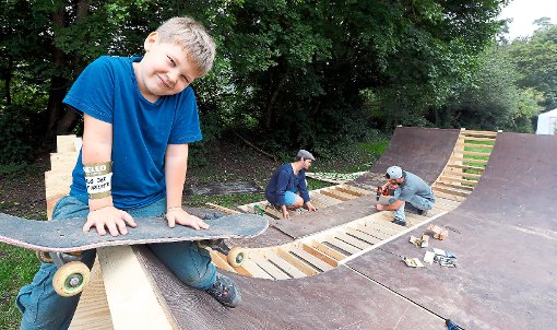 Fleißige Helfer beim Aufbau der Skate Ramp: Manolo (10), Julian Schreiner und David Diller (von links). Foto: Schwarzwälder-Bote