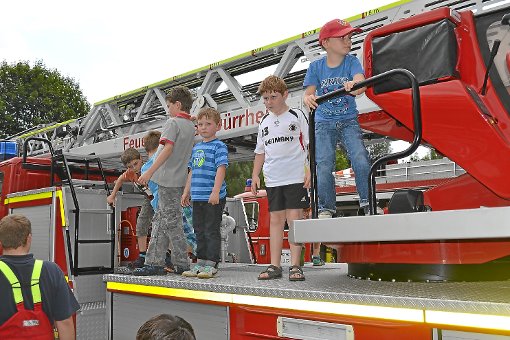 Die Ferienkinder erobern die Drehleiter, fachmännisch betreut von Mitgliedern der Feuerwehr Bad Dürrheim. Foto: Huber