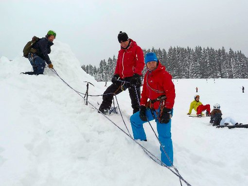 Isabell Kuner bietet  mit einigen Helfern einen Grundkurs Eis/Hochtouren an. Vorerst ist  ein  Knotenkurs die Voraussetzung für das nachfolgende Anseilen am Gletscher, Übungen im Umgang mit dem Pickel, das Fixpunktbauen im Schnee sowie den Auf- und Abstieg im Steilgelände.   Foto: Schütte