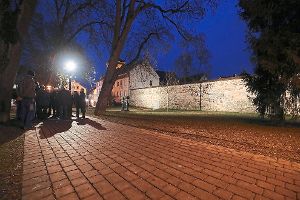 Probeanstrahlung der Villinger Stadtmauer – häppchenweise nähert man sich der Realisierung. Foto: Eich Foto: Schwarzwälder-Bote