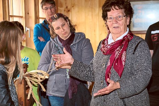 Marianne Duffner (rechts) erklärt den Besuchern, dass das feine Strohgeflecht aus Italien in den Schwarzwald kam. Foto: Kommert Foto: Schwarzwälder-Bote