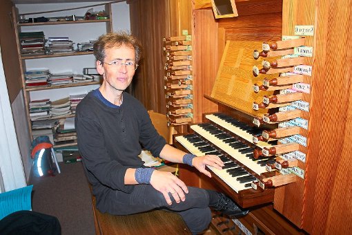 Wieland Meinhold an der Remy-Mahler-Orgel in der Christuskirche.  Foto: Fischer Foto: Schwarzwälder-Bote