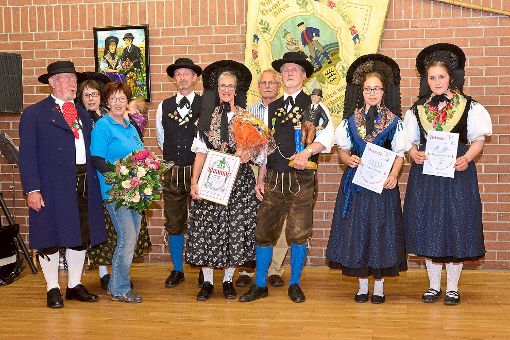 Beim Maifest  kann  der Vorsitzende Gerd Burger viele Mitglieder für zehn, 30, 40 und 50 Jahre ehren. Fotos: Wagner Foto: Schwarzwälder-Bote