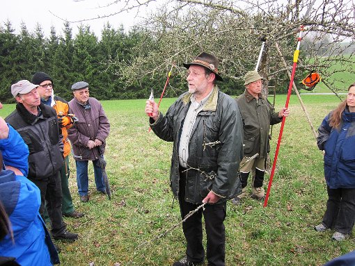 Christian Kugler erläuterte, wie Obstbäume und Beerensträucher richtig geschnitten werden. Foto: Erath Foto: Schwarzwälder-Bote
