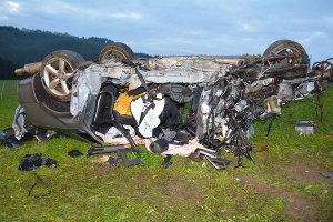 In der Nacht auf Sonntag ist ein 24-jähriger Autofahrer bei einem Unfall bei Unadingen ums Leben gekommen, sein Beifahrer ist von der Unfallstelle geflüchtet und hat sich nach Singen fahren lassen. Foto: kamera24.tv