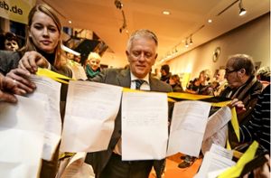 Viel Papier für den OB: Fritz Kuhn (Mitte) erhält 5300 Unterschriften, mit denen mehr Geld für Kitas gefordert wird. Foto: Leif Piechowski