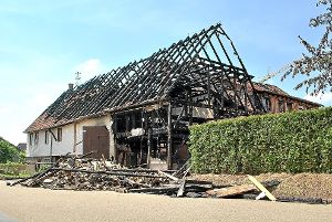 Der Brand am Montag in Altensteigdorf wütete in einem Komplex aus einem alten Ökonomiegebäude (vorne) und einem Wohnhaus (hinten). Foto: Bernklau