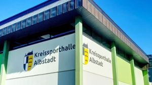 Kreissporthalle in Albstadt:  Schule und Vereine können sie weiterhin nutzen. (Archivfoto) Foto: Steffen Maier