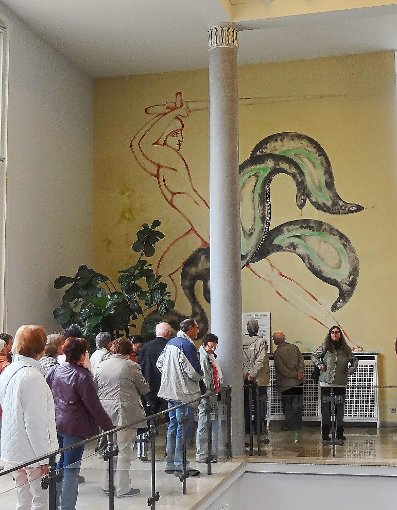 Die großen Finsterlin-Wandbilder im Schömberger Kurhaus besichtigten die Teilnehmer der Rundfahrt des Kreisgeschichtsvereins am Tag des offenen Denkmals.  Foto: Kiefer Foto: Schwarzwälder-Bote