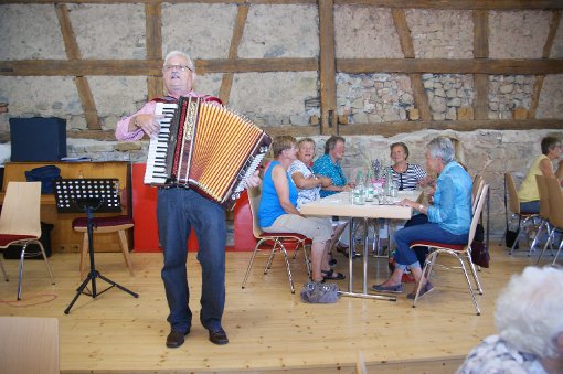 Gemeinsam mit Rolf Kohle aus Gruol singen die Besucherinnen altbekannte und beliebte Lieder. Foto: Welte Foto: Schwarzwälder-Bote