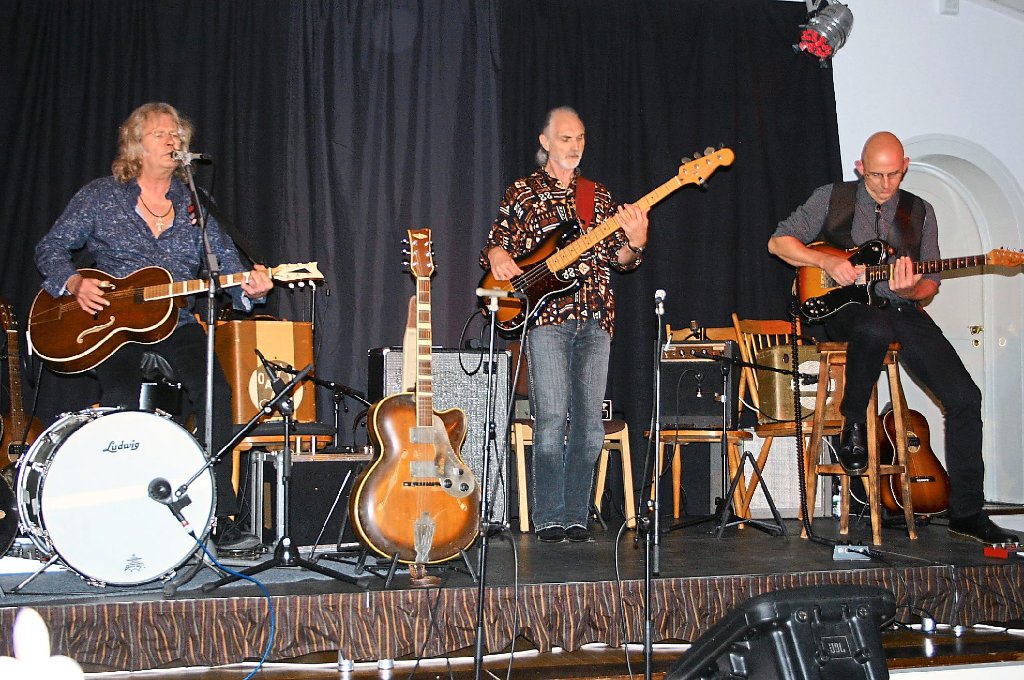 Unüberhörbar streifte Bernd Rinser (links) mit seiner RootsRockBand musikalisch durch den Süden der Vereinigten Staaten.