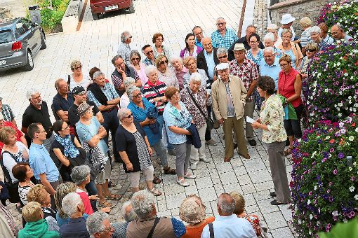 Aufmerksam folgen die Gäste den Ausführungen von Elisabeth Reiner bei der Bräunlinger Brunnenwanderung. Fotos: Rademacher Foto: Schwarzwälder-Bote