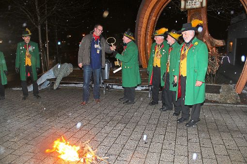 Bürgermeister Andreas Braun (links) nahm erfreut den Rathausschlüssel von den Kieschtöck in Empfang.  Foto: Schimkat Foto: Schwarzwälder-Bote