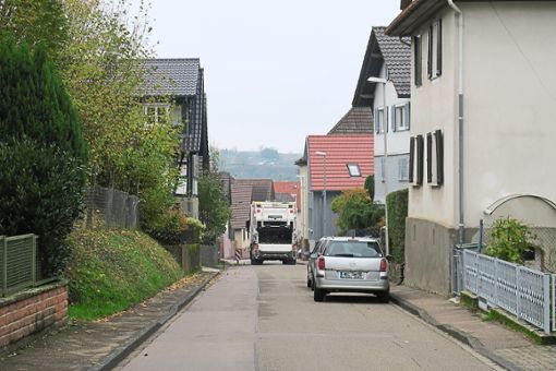 Beengte Verhältnisse:  Auf der Straße geparkte Fahrzeuge können das Durchkommen erschweren, so wie hier in der Waldstraße in Heiligenzell.  Foto: Bohnert-Seidel Foto: Lahrer Zeitung