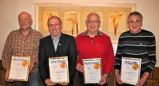 Für ihre Jahrzehnte andauernde Verbundenheit zum FC Klengen wurden Martin Hirt, Lothar Bertsche, Gerd Engesser und Roland Hirt (von links) geehrt.   Foto: Georg Kaletta Foto: Schwarzwälder-Bote