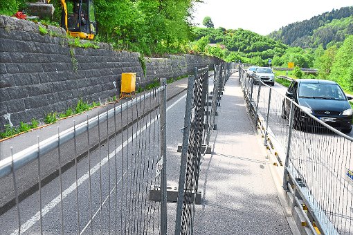 Insgesamt zwei Stützmauern entlang der Bundesstraße 294 werden über den Sommer hinweg saniert. Foto: Wegner